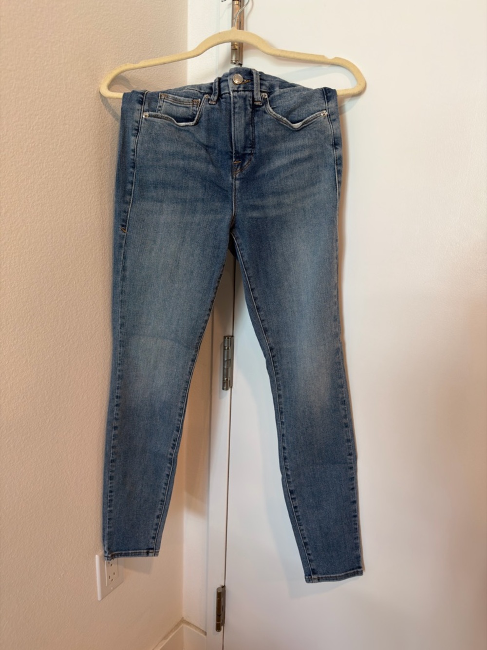 GOOD AMERICAN Good Waist Medium Wash Skinny Jeans - Size 2 (26)